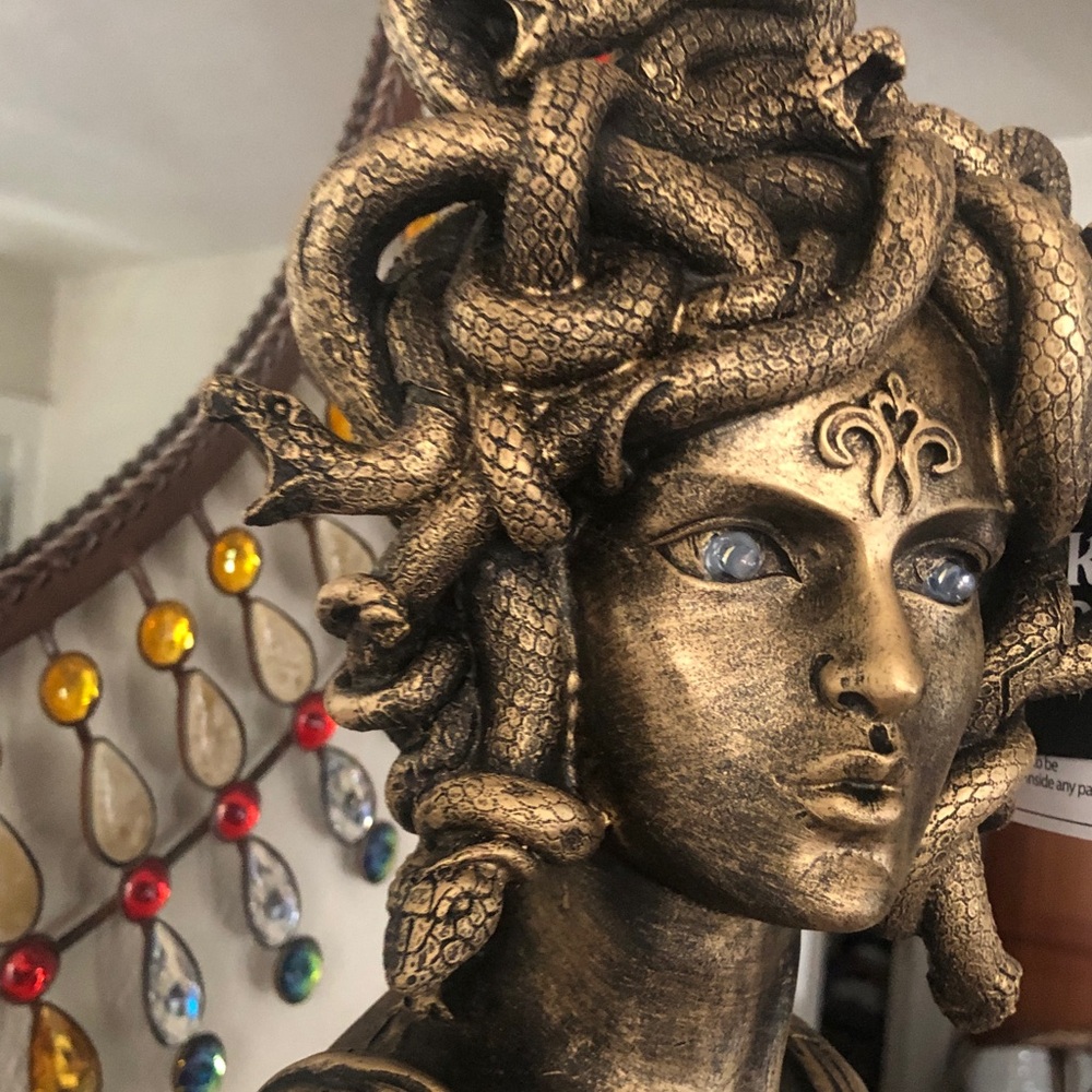 NWT Medusa Bust Figurine in Antique Gold Finish w/ Snakes & Light Up Eyes - Picture 4 of 10
